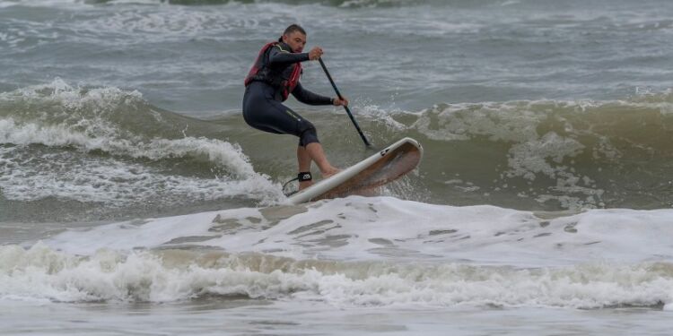Mads Halle Bruun fra Surf & Natur  på vandet ved Husmoderstranden. Foto (arkiv): Jens Kranen.