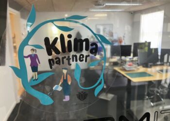 ThermIT, der på Vandværksvej producerer bæredygtig temperaturovervågning, skilter med titlen som klimapartner. Foto: Palle W. Nielsen