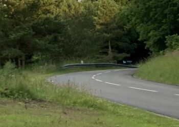 En 13-årige dreng blev påkørt nær Tolne Camping ved autoværnet til venstre i billedet. Vejstrækningen har ifølge Erik Høgh-Sørensen dårlig sigt, men ingen advarselsskilte eller dobbelt optrukne streger. Lokalsamfundet ønsker øget sikkerhed, mener Erik Høgh-Sørensen. Foto: Privat.