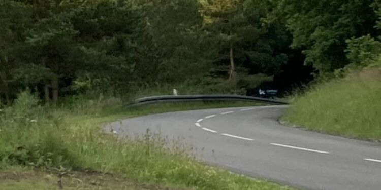 En 13-årige dreng blev påkørt nær Tolne Camping ved autoværnet til venstre i billedet. Vejstrækningen har ifølge Erik Høgh-Sørensen dårlig sigt, men ingen advarselsskilte eller dobbelt optrukne streger. Lokalsamfundet ønsker øget sikkerhed, mener Erik Høgh-Sørensen. Foto: Privat.