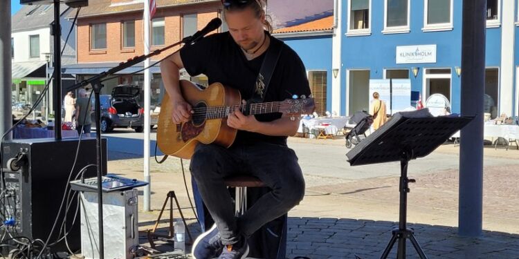 Jens Varmløse spiller på Torvet. Foto: Ulla Sølvsten.