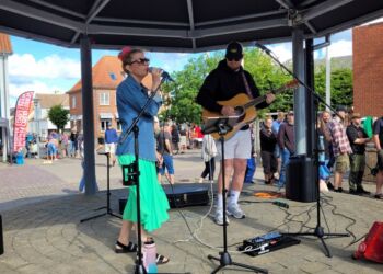 Den velspillende akustiske duo Wings spiller i Bindslev. Foto: Ulla Sølvsten.