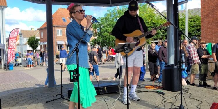 Den velspillende akustiske duo Wings spiller i Bindslev. Foto: Ulla Sølvsten.