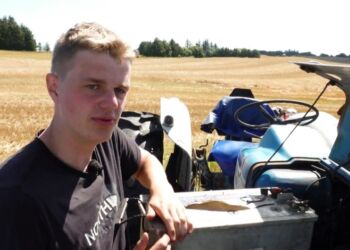 Landmandselev Jeppe Rusbak Hansen med sin traktor i Tranget. Foto: TV2 Nord.