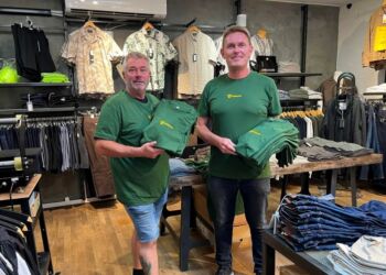 Claus Neve Olsen fra bestyrelsen hos Musik Under Trappen og direktør Jan-Iver Christiansen fra Vennelyst A/S. Foto: Niels Skipper.