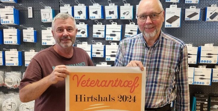 Ildsjælen Claus Neve Olsen og formand Tommy Høj fra Hirtshals Handel & Erhverv med plakaten til Veterantræf i Hirtshals. Foto: Høj Data.