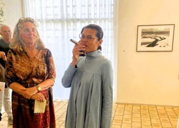 Cigarrygende og feministisk performance af Lilibeth Cuenca Rasmussen ved Vrå Udstillingen. Foto: Jørgen Bing.