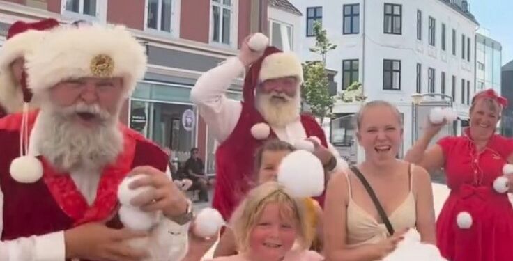 Denne fredag midt i sommerperioden byder på julemænd og julekoner i Sommerby Hjørring. Pressefoto