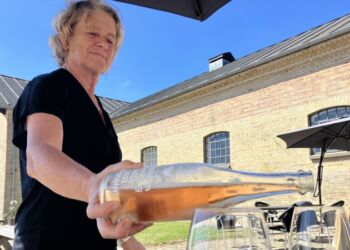 Lisbet Hansen skænker nænsomt op. Foto: Palle W. Nielsen