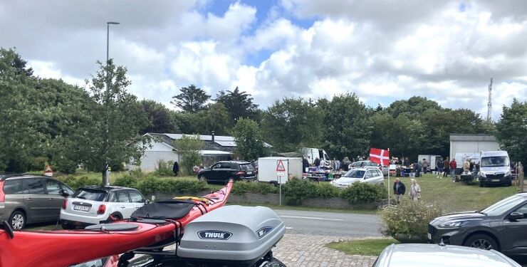 Der er loppemarked hver søndag i juli på pladsen bag tankstationen i Tversted. Foto: Palle W. Nielsen