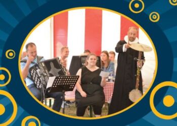 Sognepræsten spiller med til Schlager Party 2024 i Uggerby Bådhus.