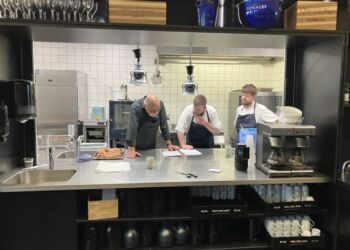 Hos Uffe har de planlagt revy-travlheden i lang tid. Foto: Palle W. Nielsen