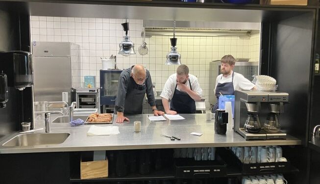 Hos Uffe har de planlagt revy-travlheden i lang tid. Foto: Palle W. Nielsen