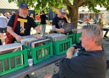 Tom Jespersen fra Hjørring kommer til Vinyl Bazar i Tversted med otte kasser plader. Arkivfoto: Palle W. nielsen