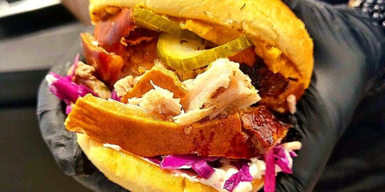 Den nye porchetta-burger ved BadBoy Butchers BBQ. Foto: BadBoy Butchers BBQ