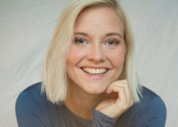 Man får en storsmilende Anna Vind, når samtalen lander på musik. Foto: Terese Vadum.