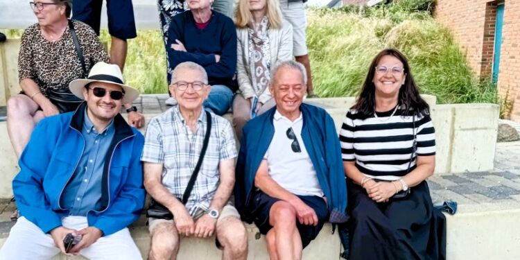 Ambassadøren yderst til venstre og til højre det konservative byrådsmedlem Mette Jensen.