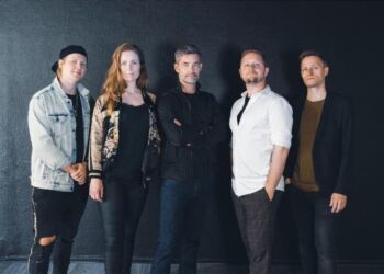 Emmersbæk Kirkes tidligere sognepræst ses her i midten af bandet When Your Heart Breaks. Foto: Privat.