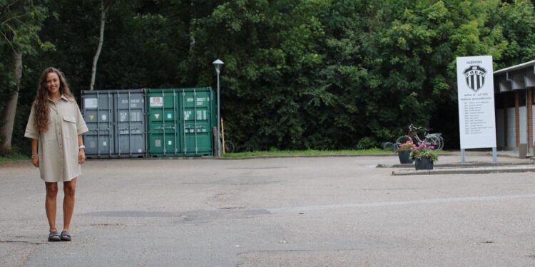 På billedet står Anne Dorthea på parkeringspladsen ved Hjørring AIK Frem, hvor loppemarkedet bliver afholdt.