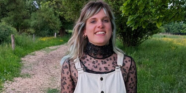 Charlotte-Amalie spiller ved festen for de unge i Hjørring. Foto: Privat.