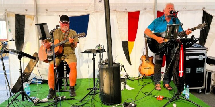 Chris og Per i teltet fredag aften hos Hirtshals Marineforening. Foto: Niels Skipper.
