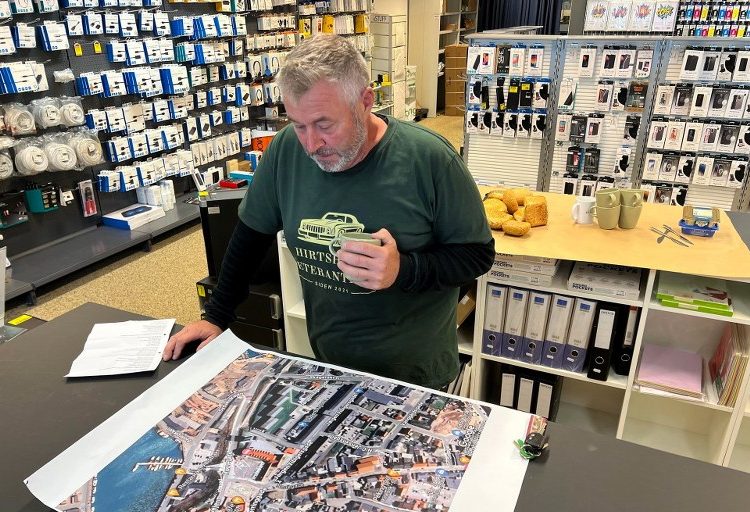 Claus Neve Olsen klar til at orientere de frivillige i kommandocentralen hos Høj Data i 2024. Foto (arkiv): Niels Skipper.