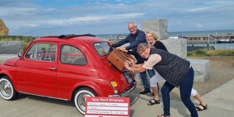 På billedet ses privatkunderådgiver Irene Bjerg og Annie Riisager fra Spar Nord Hirtshals, overrække donationen til Handelschef Per Martensen. Foto: Privat.