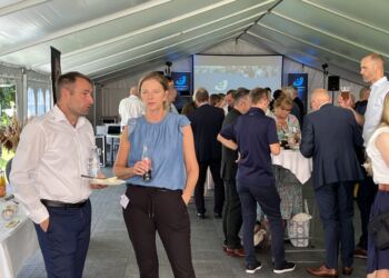 Networking i teltet på Amtmandstoften. Foto: Erhverv Hjørring. Foto: Arkiv.