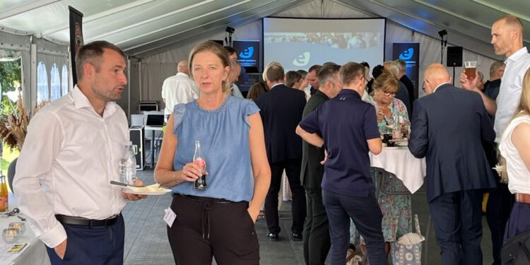 Networking i teltet på Amtmandstoften. Foto: Erhverv Hjørring. Foto: Arkiv.