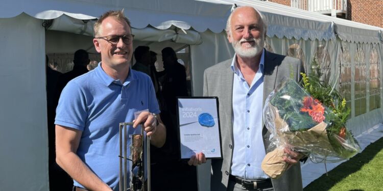 Jesper Bundgaard Madsen fra Vendelbo Spedition og A. Neil Jacobsen. Foto: Erhverv Hjørring.