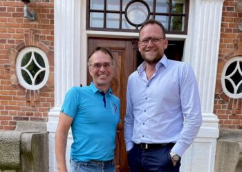 Ragnar Gudmundsson og Michael Vendelbo foran Erhverv Hjørrings domicil på Amtmandstoften. Foto: Privat.