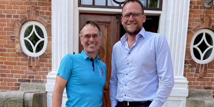 Ragnar Gudmundsson og Michael Vendelbo foran Erhverv Hjørrings domicil på Amtmandstoften. Foto: Privat.
