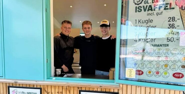 Tre friske fyre søger flere kollegaer til at servere lækker is og Vafflebites. Privatfoto.