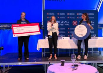 Koordinator Mette Skovsager, souschef Maja Vestergaard Olesen fra Spar Nord og bestyrelsesformand Ditte G. Sørensen ved åbningen af Hirtshals Fiskefestival 2024. Foto: Niels Skipper.