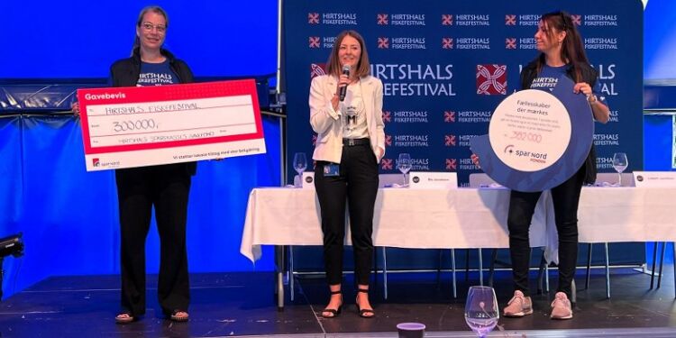 Koordinator Mette Skovsager, souschef Maja Vestergaard Olesen fra Spar Nord og bestyrelsesformand Ditte G. Sørensen ved åbningen af Hirtshals Fiskefestival 2024. Foto: Niels Skipper.