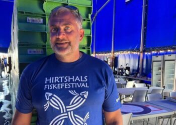 Auktionsmester Finn Møller Jensen ses her ved Hirtshals Fiskefestival. Foto (arkiv): Niels Skipper.