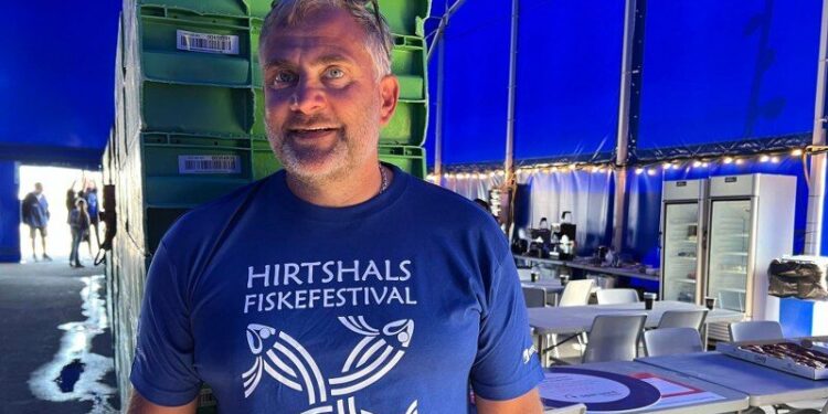 Auktionsmester Finn Møller Jensen ses her ved Hirtshals Fiskefestival. Foto (arkiv): Niels Skipper.
