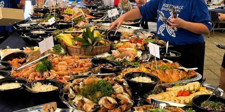 Fiskebuffeten er fortsat et overflødighedshorn af alt godt fra havet ved Hirtshals Fiskefestival 2024. Foto: Niels Chr. Jakobsen.