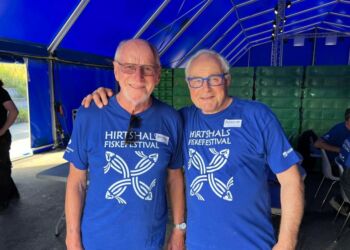 Jens-Arne Nielsen og Flemming Jensen er begge frivillige ved Hirtshals Fiskefestival. Foto: Niels Skipper.