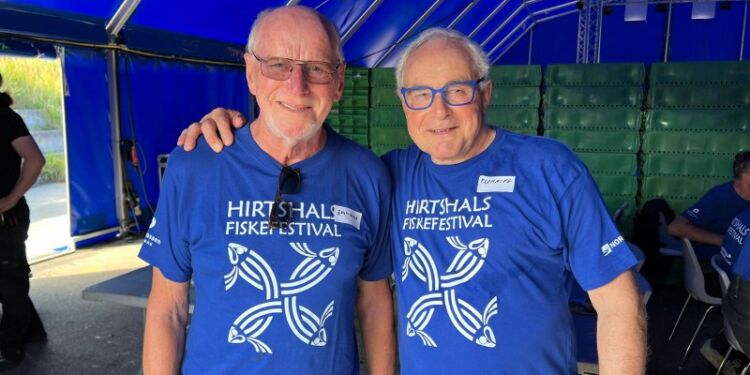 Jens-Arne Nielsen og Flemming Jensen er begge frivillige ved Hirtshals Fiskefestival. Foto: Niels Skipper.