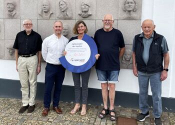 Souschef Spar Nord, Anders Torp i den hvide skjorte, overrakte donationen til fra venstre: Helge Riis (koordinator Kamillus), Lene Graarup (formand Kamillus), Niels Lundbak (koordinator Kamillus), og Erik Schou (forhenværende formand Kamillus). Foto: Jens Lau Nielsen