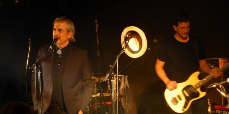 Forsanger Howe Gelb i front hos Giant Sand.