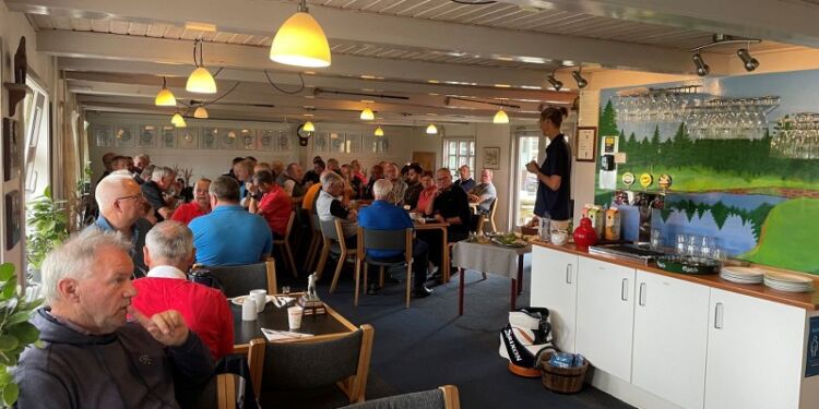Direktør Hanne Kvist fra Nordsøen bød velkommen i klubhuset hos Hirtshals Golfklub. Foto: Nordsøen.