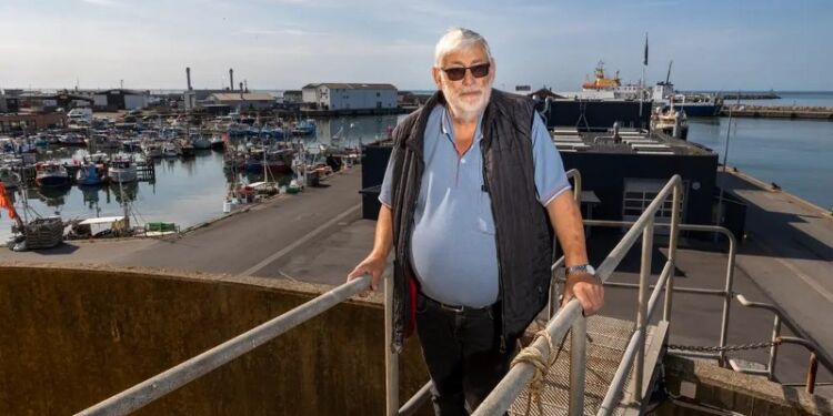 Fra toppen af ​​tankanlægget hos Hirtshals Marineolie har Gustav Øglend et godt udsyn over Hirtshals Havn. Foto: Kjartan Bjelland.