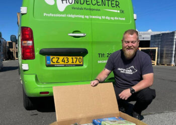 René Jürgensen fra Seca's Hundecenter i Hirtshals har været forbi med en donation til Dyreparken NBV. Foto: Privat.