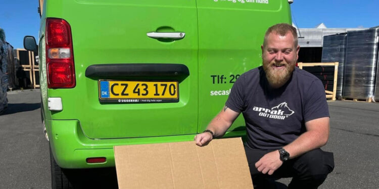 René Jürgensen fra Seca's Hundecenter i Hirtshals har været forbi med en donation til Dyreparken NBV. Foto: Privat.