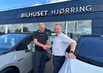 Kurt lykønskes af Johnny Lindrup Nielsen. Foto: Bilhuset Hjørring.