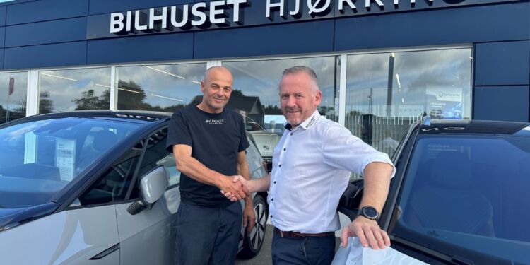 Kurt lykønskes af Johnny Lindrup Nielsen. Foto: Bilhuset Hjørring.