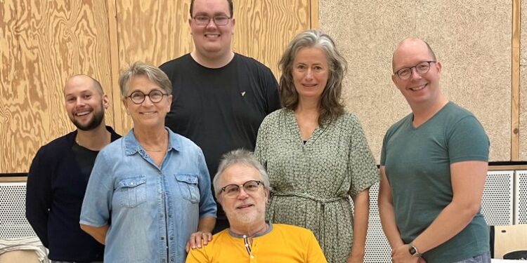 Ib Grønbech og skuespillerne på Vendsyssel Teater. Foto: VT.