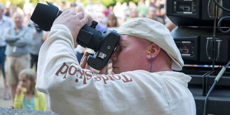 En lidt yngre Jens Kranen i en ofte set positur under en koncert, hvor han for nogle år siden blev foreviget af kollegaen Helle Hornshøj. Foto: Arkiv.